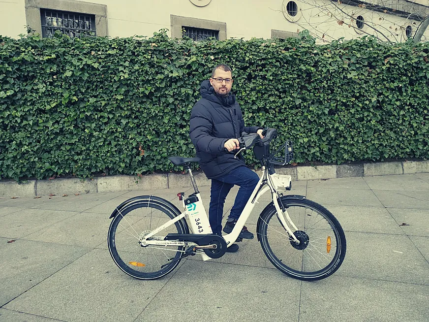 Miguel Ángel Medina, fotografiado con una bicicleta de BiciMAD.