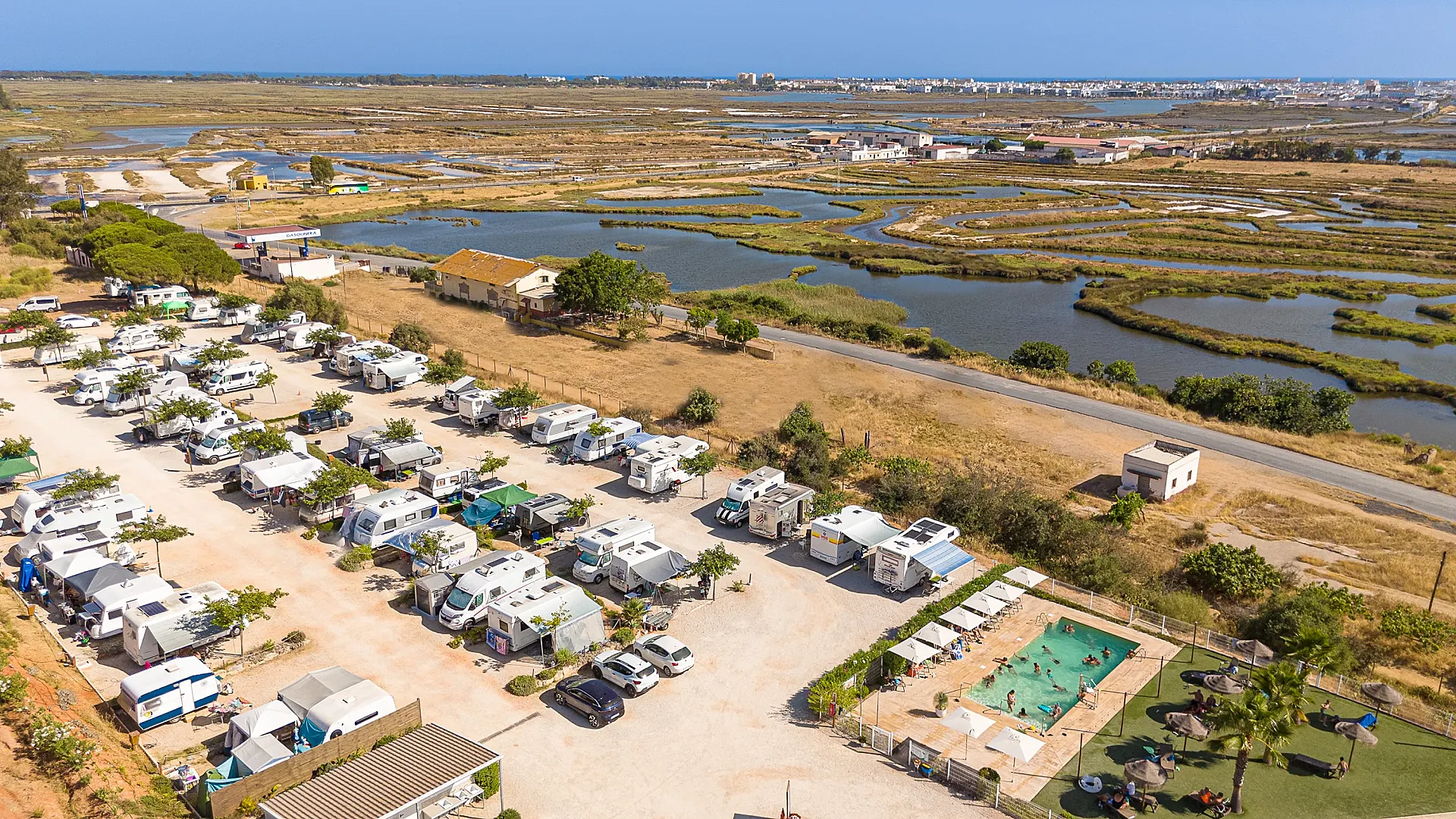 Camper Park Playas de Luz es una de las primeras instalaciones ciclistas de estas características integrada en un área de autocaravanas en Andalucía.