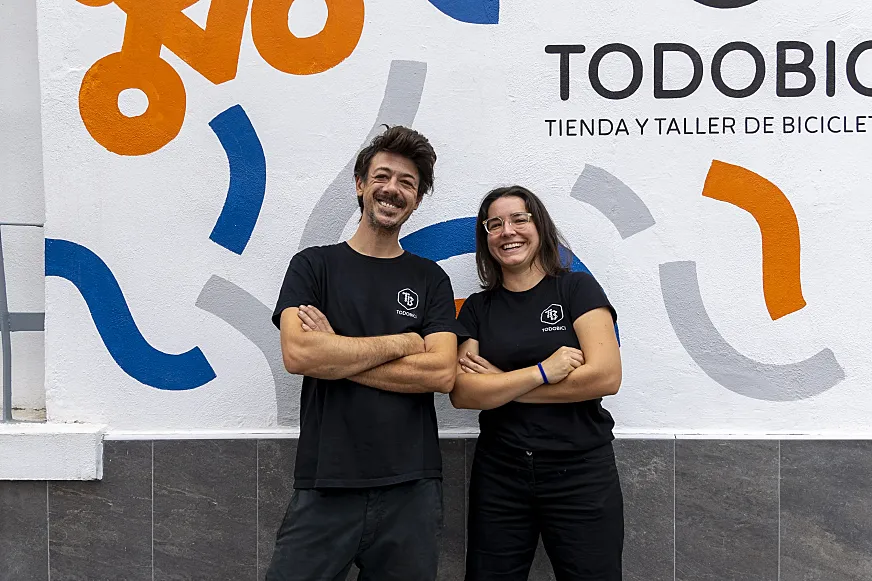 Nacho y Silvia con la nueva imagen corporativa de Todobici Valencia.
