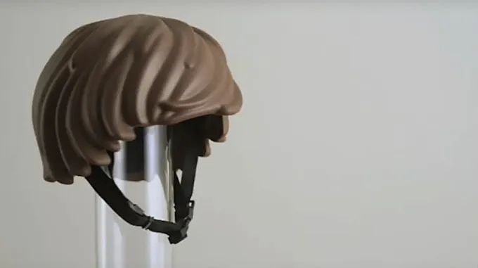 ¿Un casco que imite el pelo de los Playmobil? Sí, existe