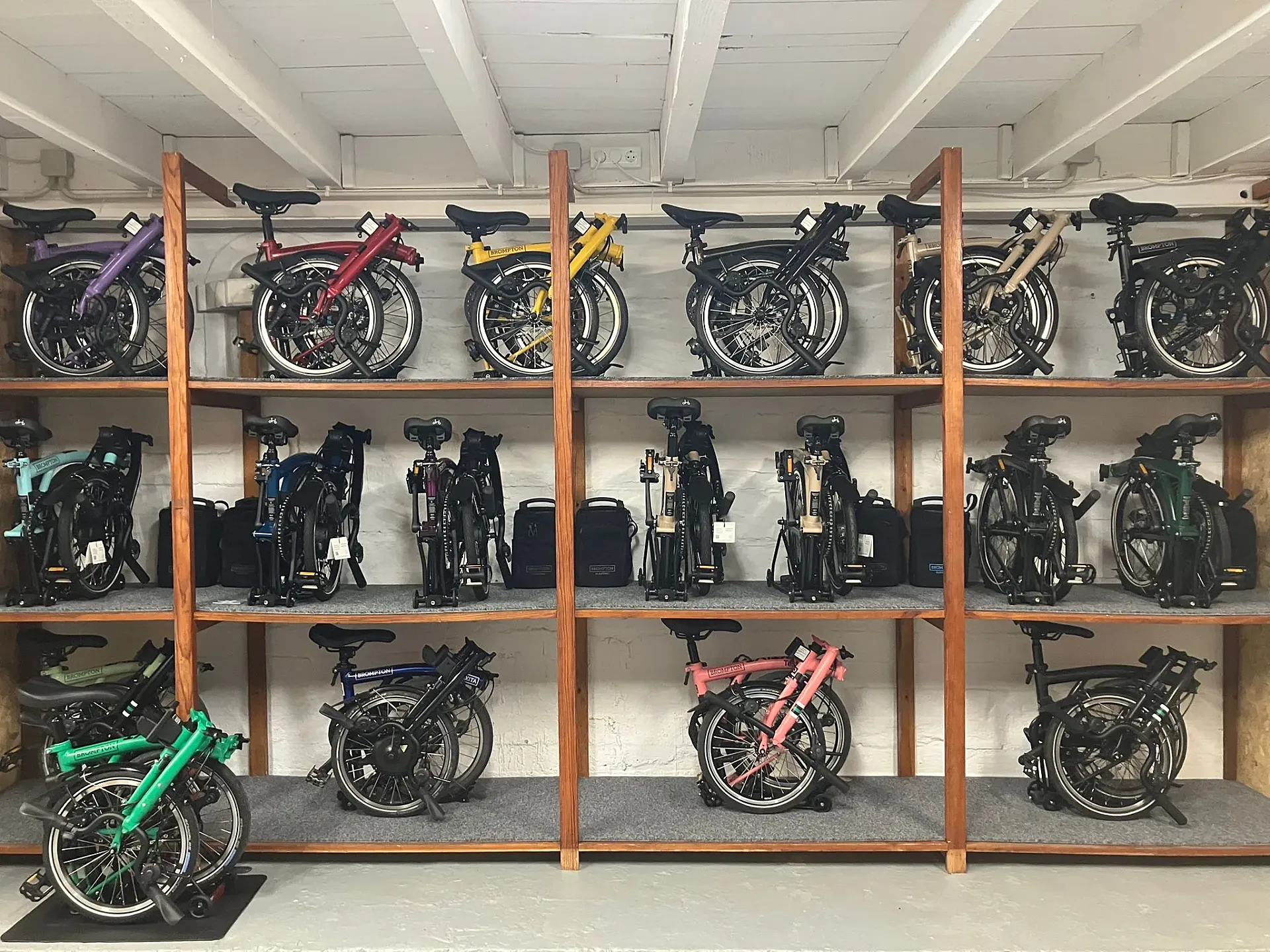 Hay un buen montón de Brompton esperándote en Txita con descuento por el aniversario.