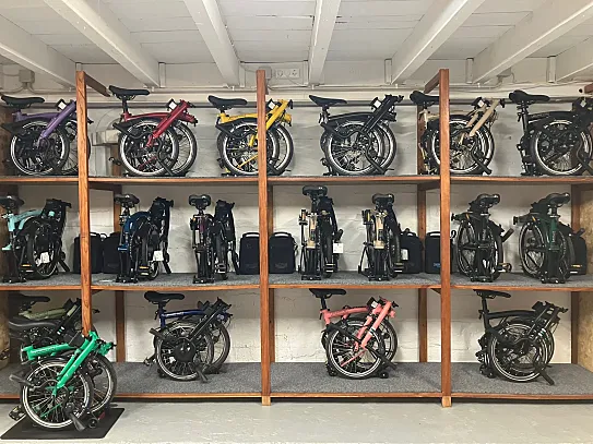 Hay un buen montón de Brompton esperándote en Txita con descuento por el aniversario.