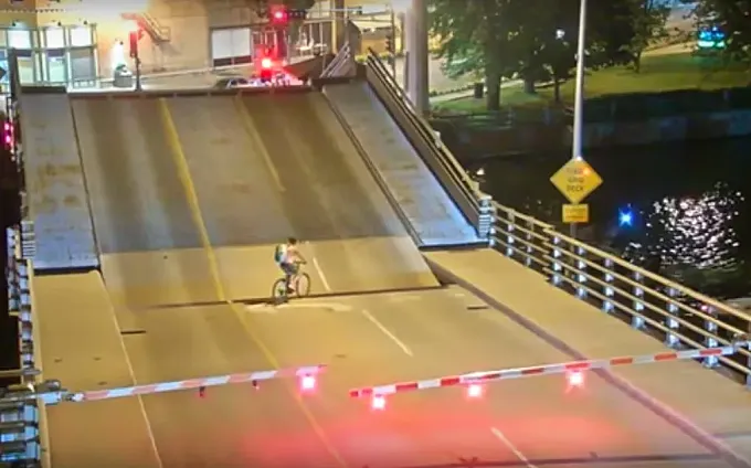 Una ciclista queda atrapada en un puente levadizo