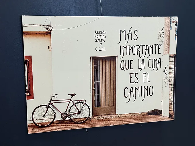 "Bicis y poesía": la mirada ciclista de Gustavo Tolaba en Madrid