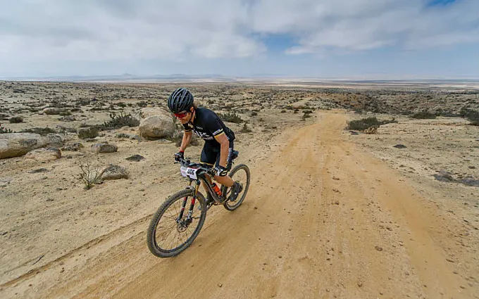 ‘Imparables’: el documental sobre la aventura ciclista de Santi Millán en Atacama