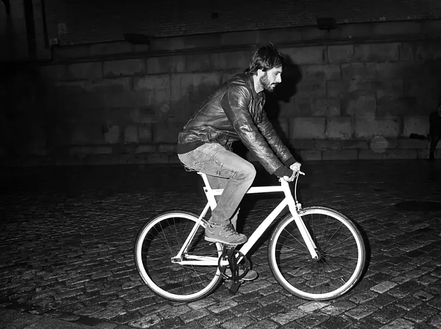 Hugo Silva en bicicleta (foto: Rubén Vega)