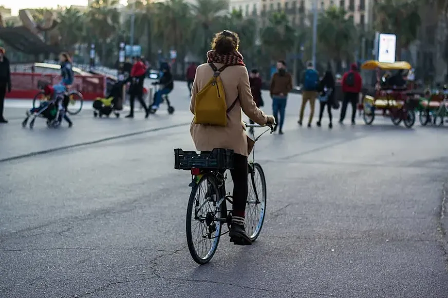 Una ciclista en Barcelona (foto: Ariela Muñoz, Flickr).