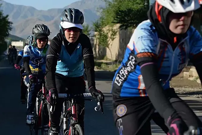 La bicicleta, un arma poderosa por la igualdad de la mujer en Afganistán