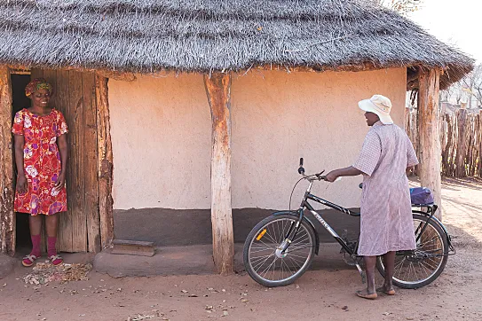 Una bicicleta en manos de un sanitario supone una herramienta indispensable para luchar contra el Covid-19 o la malaria.