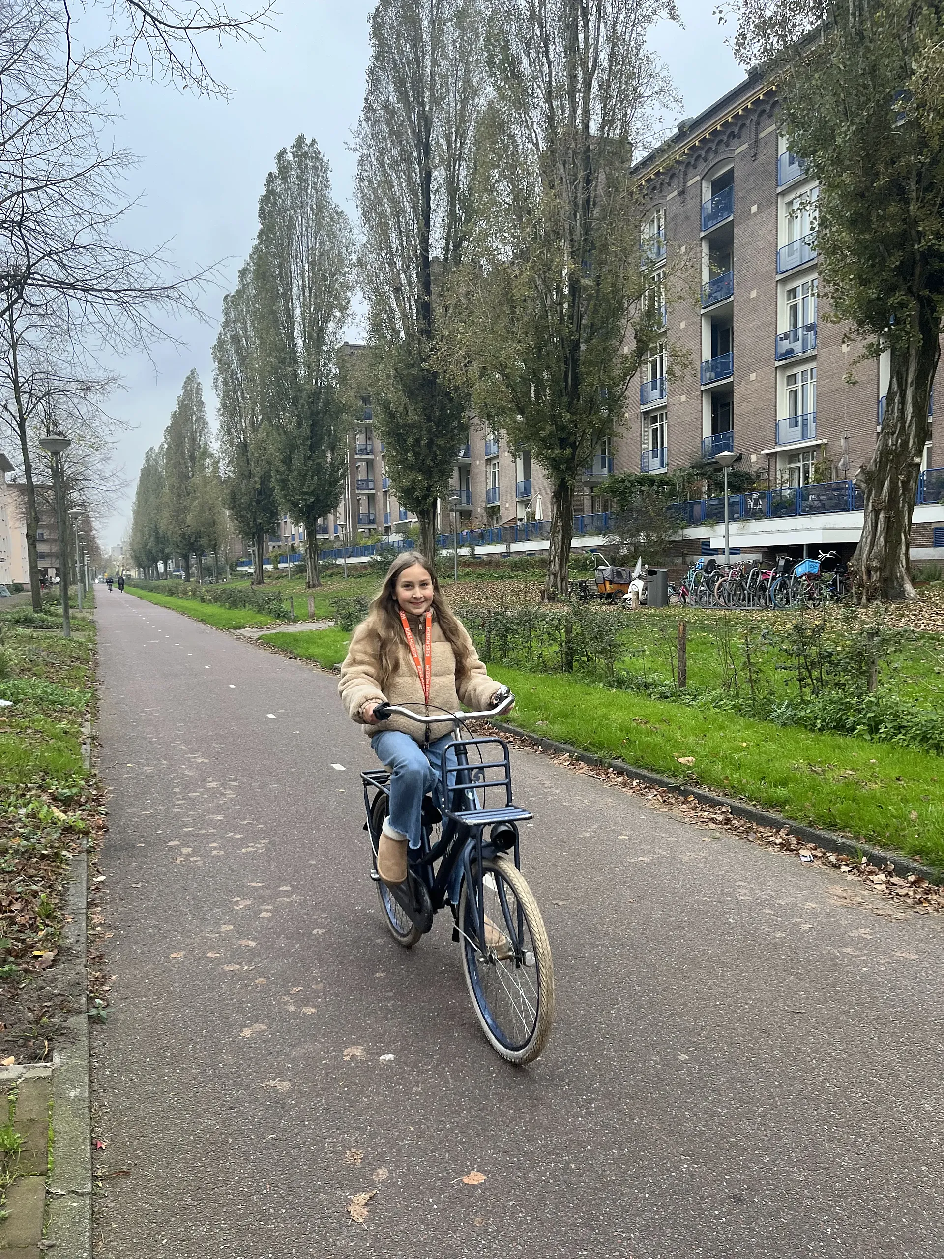 Liza tiene 11 años y desde que vino a Ámsterdam procedente de Ucrania, se mueve en bici por todos lados.