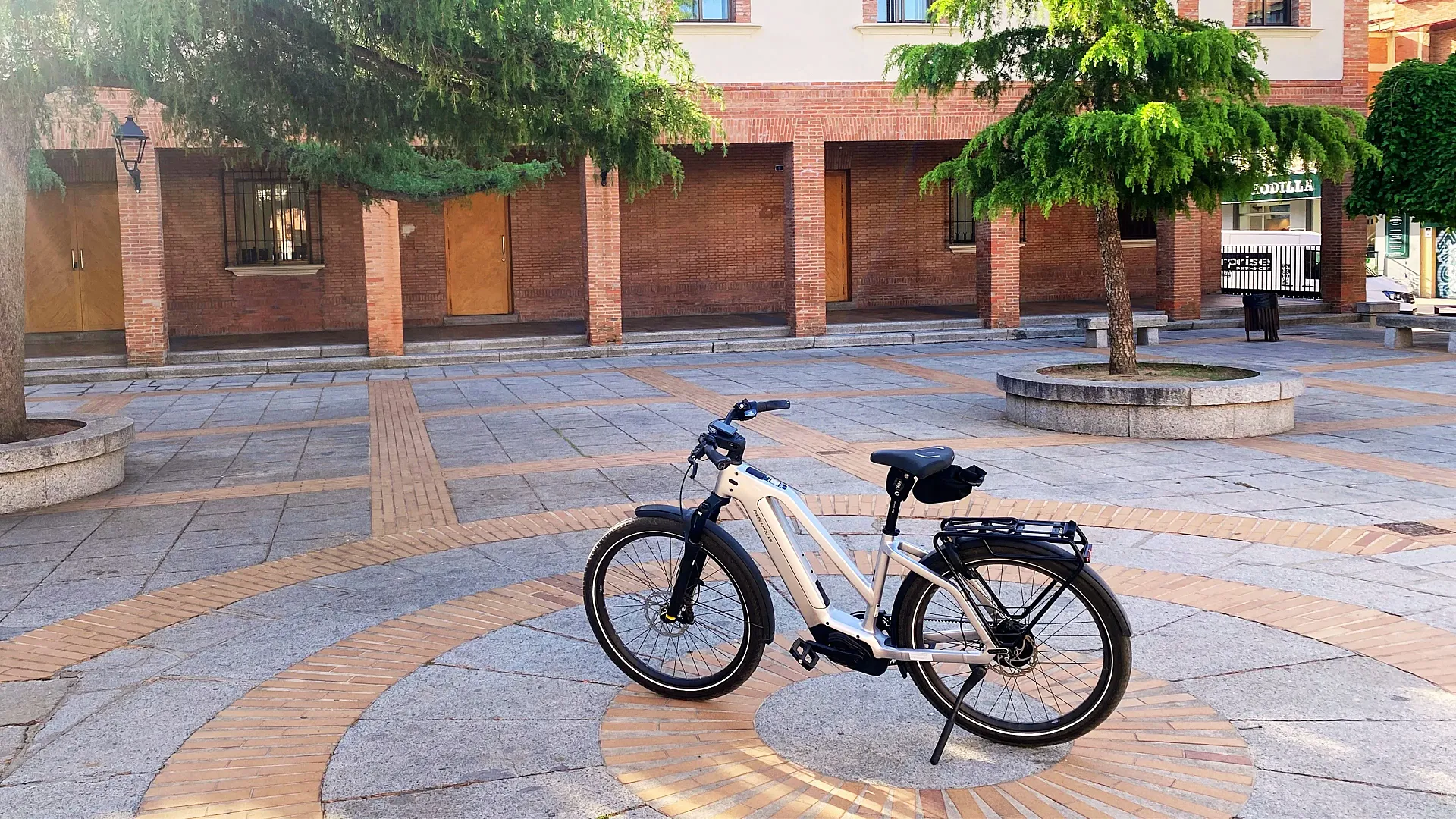 Cómoda, robusta y con una presencia que mezcla elegancia urbana y vocación práctica.