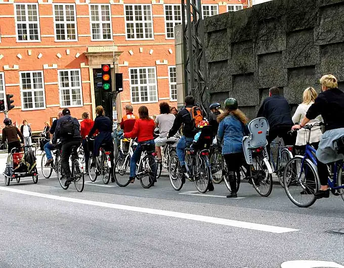 Copenhague instala paneles informativos en los carriles bici para luchar contra los atascos de ciclistas
