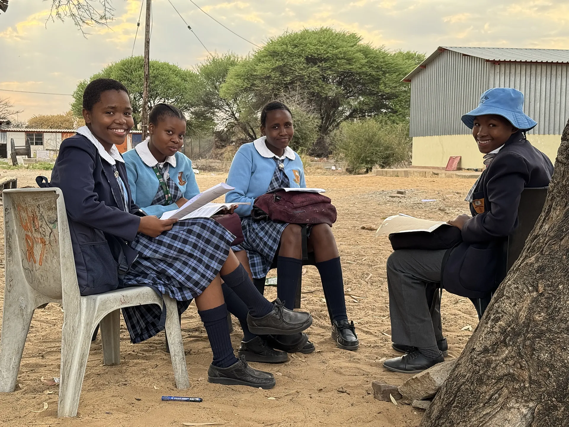 Los alumnos, a falta de escuelas y aulas, se ven obligados a estudiar bajo los árboles en Botswana.