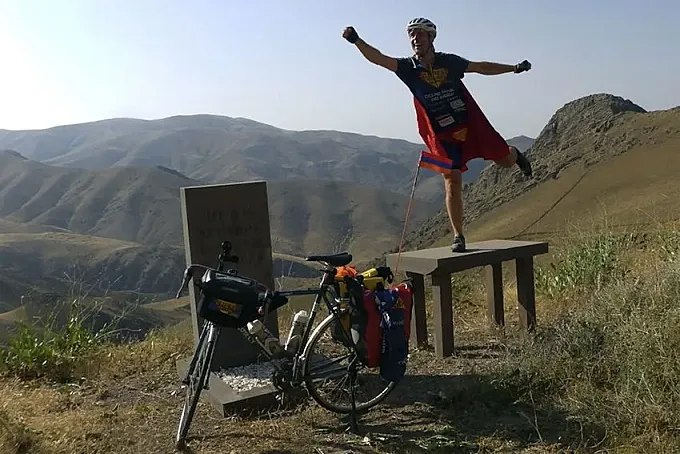 Super Cycling Man recorrerá 100.000 kilómetros en bicicleta
