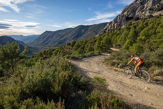 La Costa Blanca es un destino ciclista impresionante en cualquier época del año.