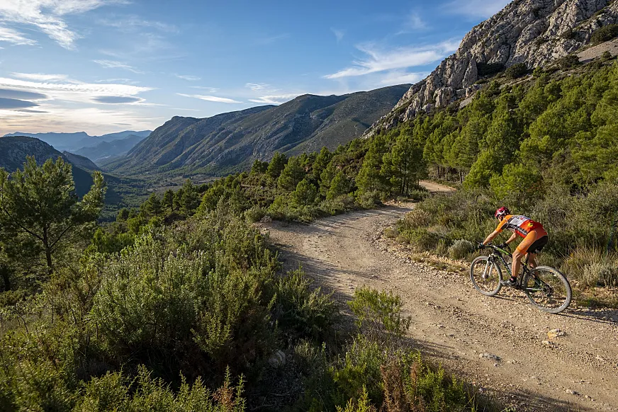 La Costa Blanca es un destino ciclista impresionante en cualquier época del año.