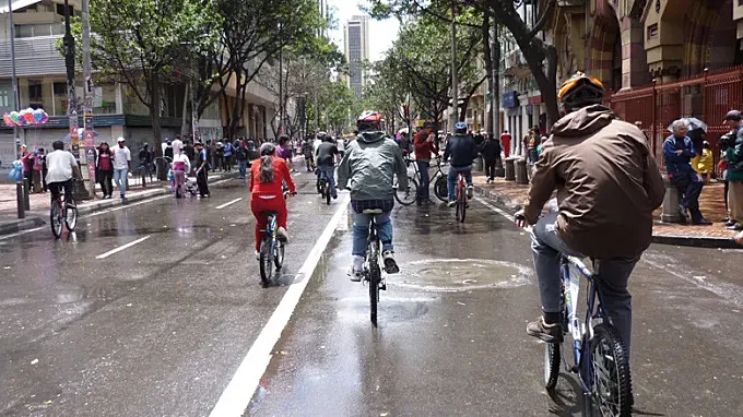 Los conductores de autobús de Bogotá, ciclistas por un día