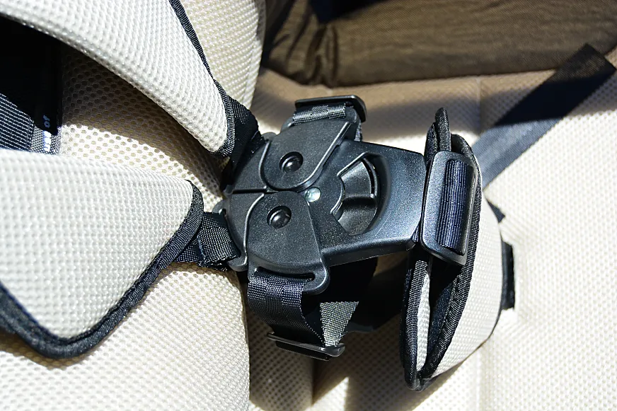 El sistema de cierre del cinturón de seguridad se puede abrir y cerrar con una sola mano. ¡Supera eso!