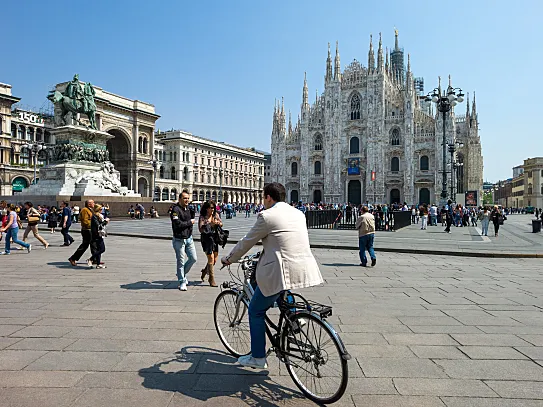 Ciclista en la Plaza del Duomo, Milán.