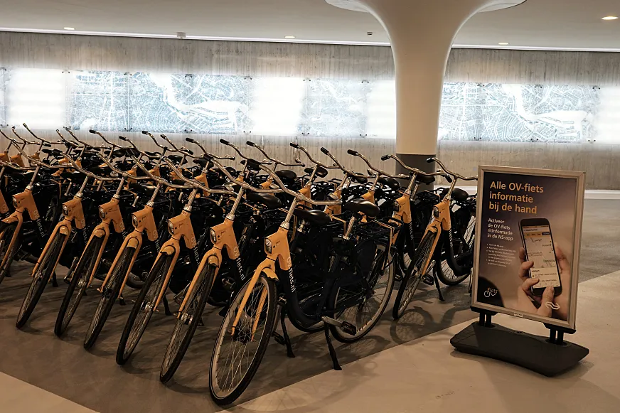 Espacios específicos para bicicletas compartidas.