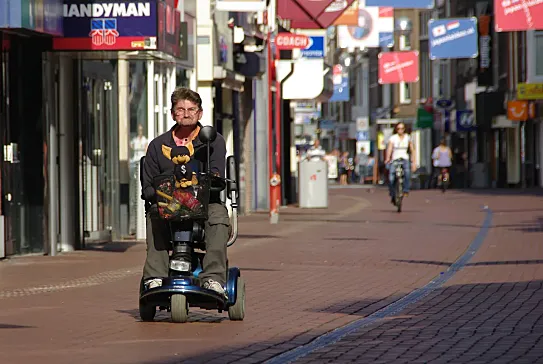 Los scootmobiel son habituales en las calles de Ámsterdam (senor_Hans)