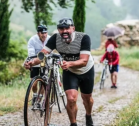 "Voy a todas las históricas que puedo, siempre con ropa y bicicletas clásicas” (Miguel Soro, pintor)