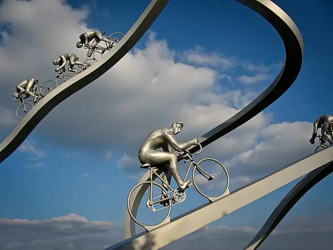 'Monumento ciclista', Andrew Malone