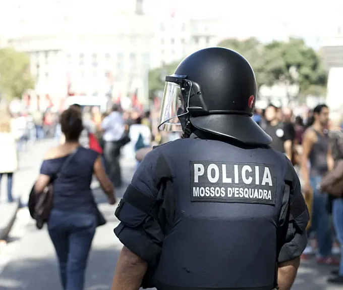Barcelona: piden seis años de cárcel para un mosso d’Esquadra por darle un porrazo a un ciclista