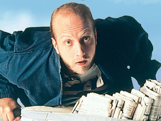 ‘Búscate la vida’: una despiadada sitcom en la que, más que reírnos de Chris, nos carcajeamos con su absurdo.