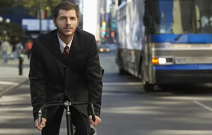 Ir en bici al trabajo reduce el absentismo laboral