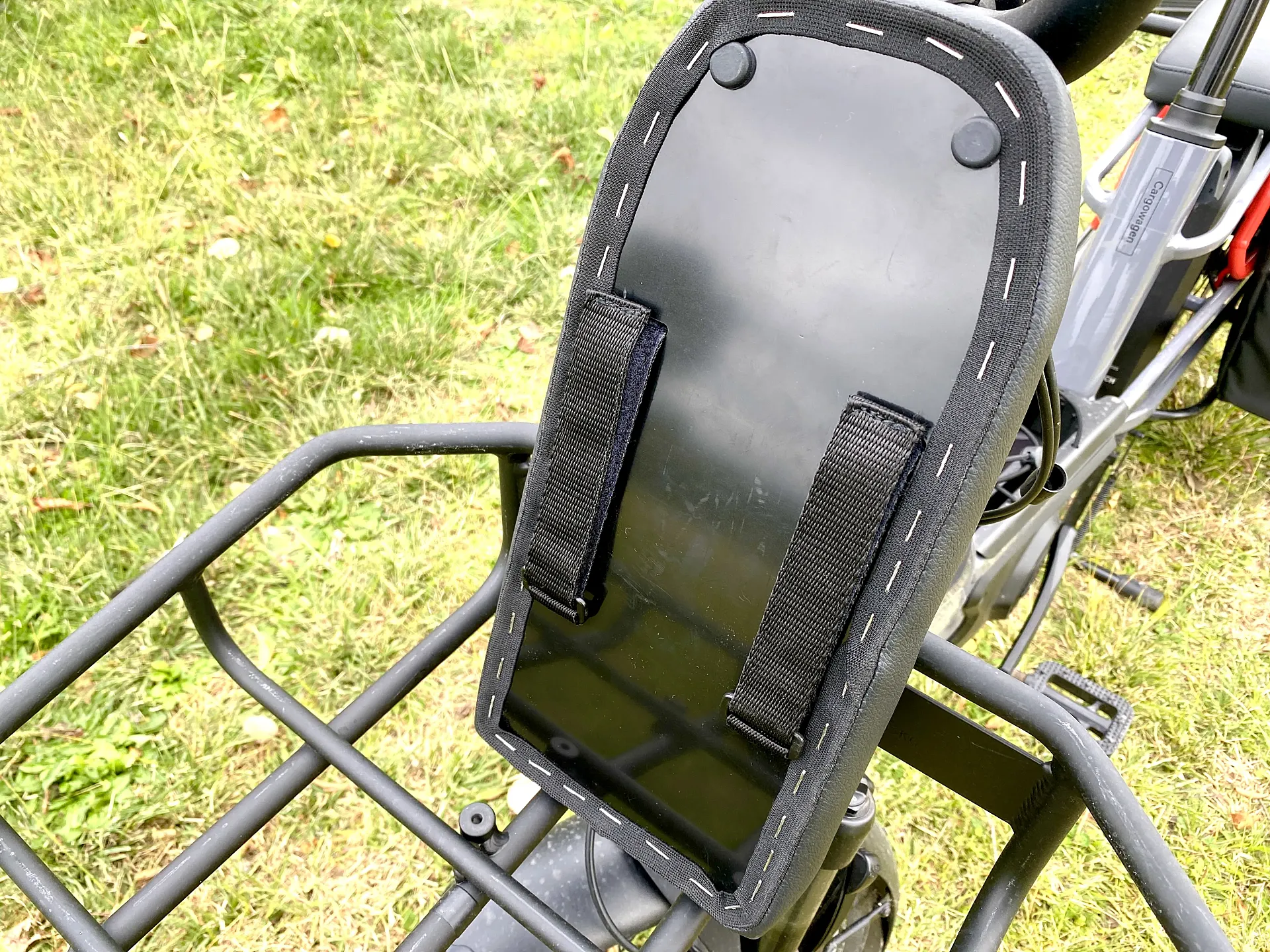 El asiento sin sistema MIK cuenta con dos tiras de velcro para "atar" al cuadro de la bicicleta.