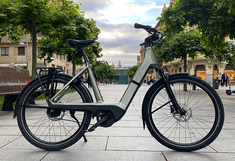 Prueba de la Trek Charter+ 4 Nexus 5 Belt 540 Wh Lowstep, una bici urbana eléctrica para ponértelo fácil