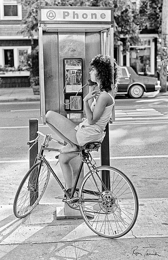 "Ella no sabía que la estaba fotografiando: hablaba por teléfono, concentrada en la conversación" (Ron Terner, fotógrafo)