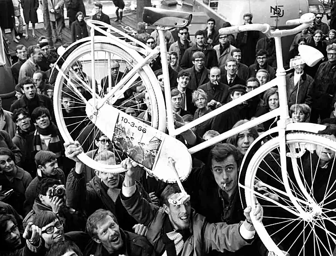 Provo: anarquía y bicicletas blancas