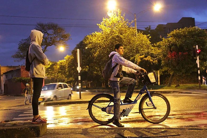 Los ciclistas no lo tienen fácil en Medellín, donde las motos y los automóviles son mayoría.