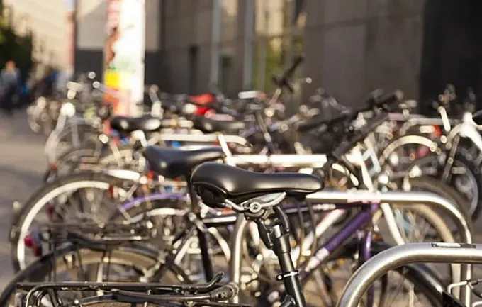 Granada instala 120 nuevas plazas de aparcamiento para bicicletas