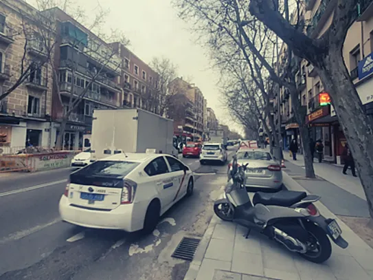 Nuevo uso del espacio peatonal, después de la ampliación de aceras: calle Alcalá (foto: Pedalibre)