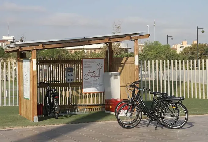 Bicicletas eléctricas que se cargan con energía solar para moverse por Valencia