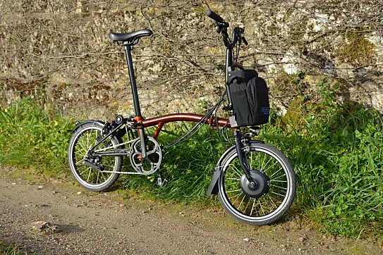 Es una Brompton de toda la vida, pero tocada con una varita mágica.