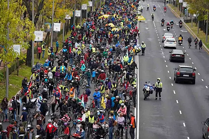 Bicifestación de Madrid: miles de ciclistas exigen una apuesta seria por la bicicleta