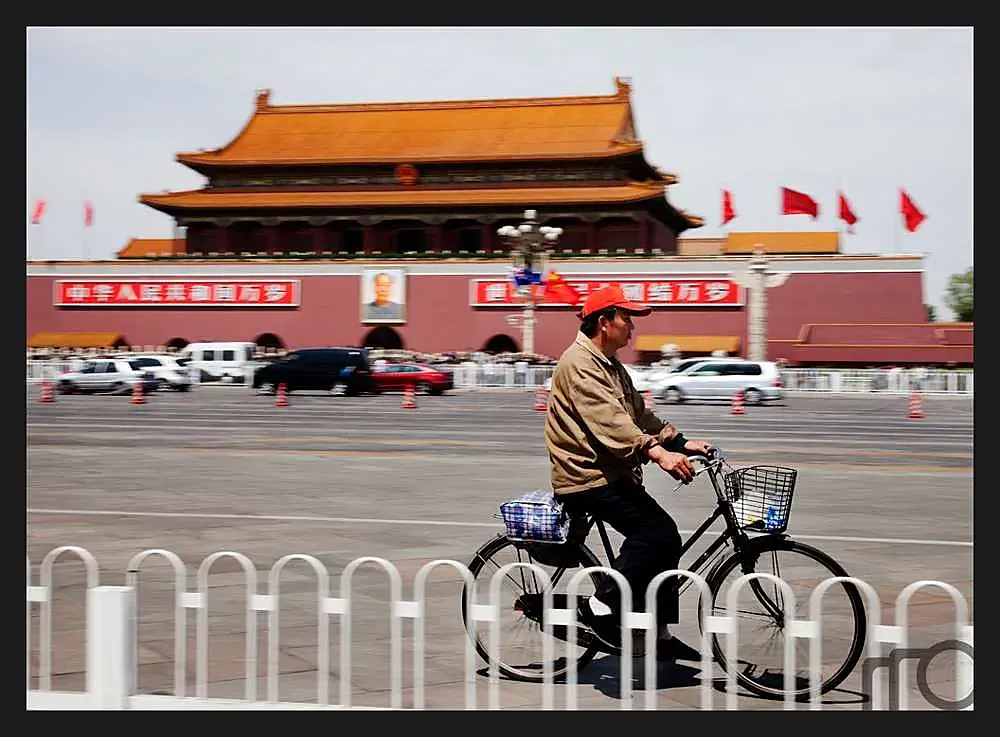 Un ciclista circula por la plaza de Tiananmen de Pekín.