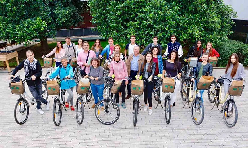 Ciclistas en Sant Joan Despí (foto: Red Ciudades por la Bicicleta)