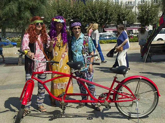 Decenas de ciclistas recorren Santander en la primera marcha hippie ciclista
