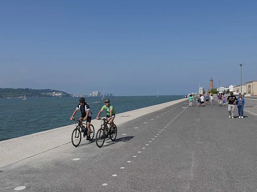 Carreteras peatonalizadas y carriles bici en Lisboa.