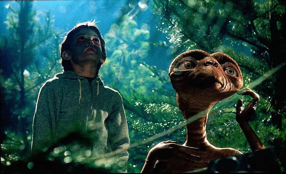Elliot y E.T., en otro de los momentos inolvidables de la película.