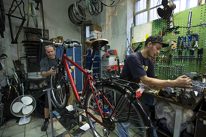 Las asociaciones ciclistas piden a los gobiernos que mantengan abiertos los talleres de bicicletas