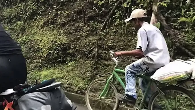 Luis: el campesino colombiano que dejó en ridículo a dos ciclistas de élite