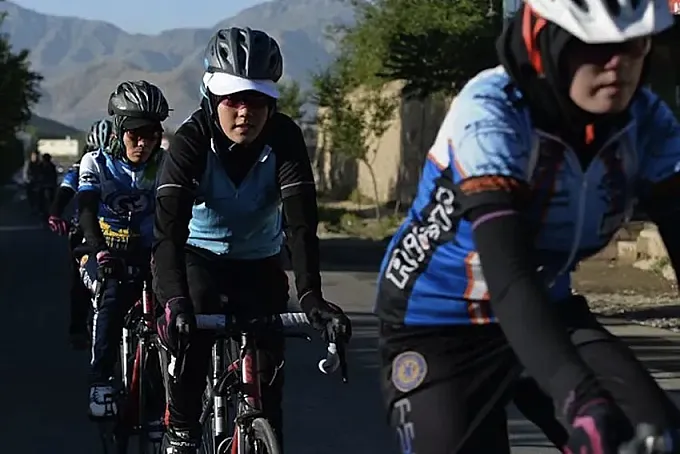 Las ciclistas afganas: candidatas al Nobel y ejemplo de valentía y emancipación