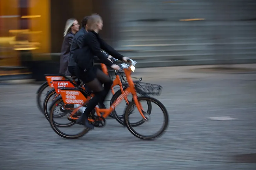 Si dejas tu coche en un aparcamiento disuasorio y lo combinas con una bicicleta o transporte público, te sale más barato el parking.