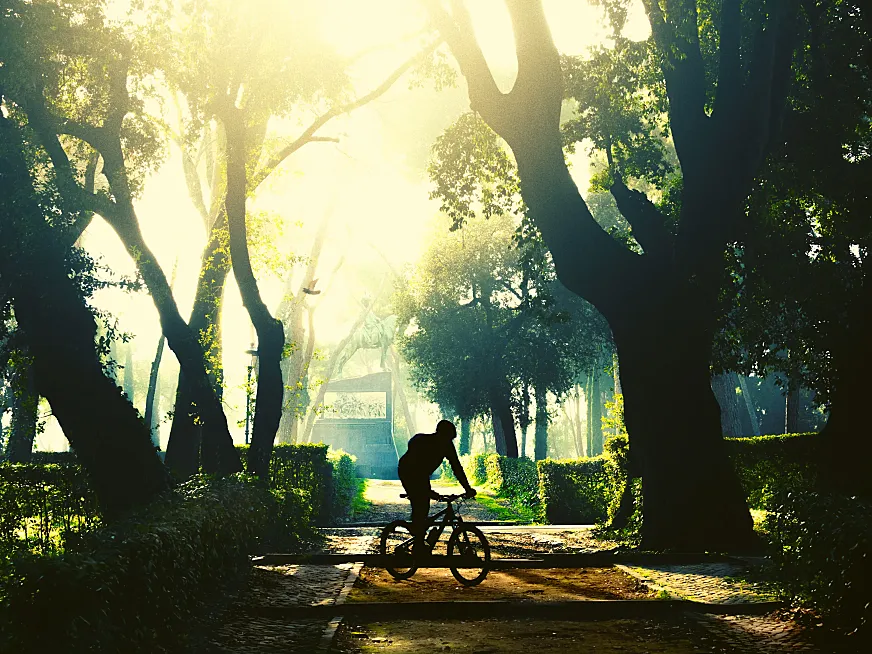 Ciclista en el parque Borghese, en Roma.